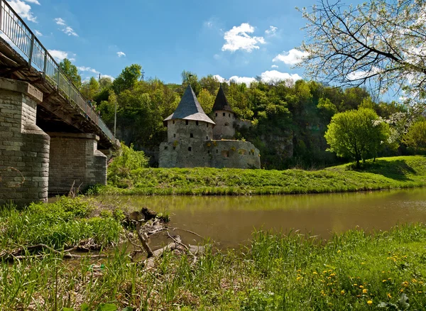 Starý hrad u řeky — Stock fotografie