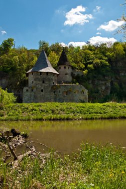 Nehri yakınında eski kale