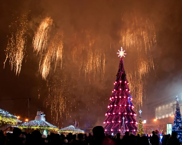 Hermoso árbol de Navidad y fuegos artificiales — Foto de Stock