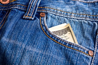 kot pantolon cebinde dolar