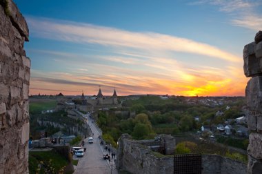 Kamenetz eski kale günbatımı üzerinde