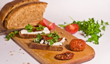 Güneş kurutulmuş domates ve beyaz ekmek