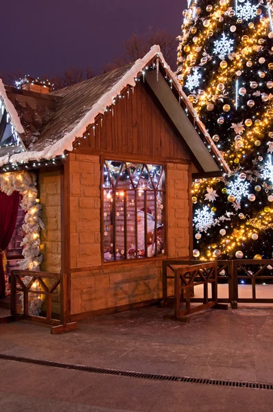 Árbol de Navidad y casa de Santa — Foto de Stock