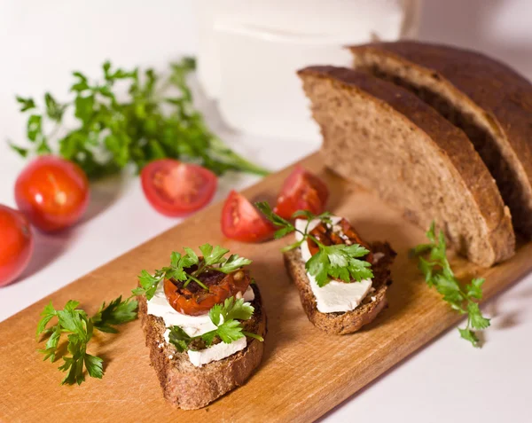 Brot mit sonnengetrockneten Tomaten und Feta — Stockfoto