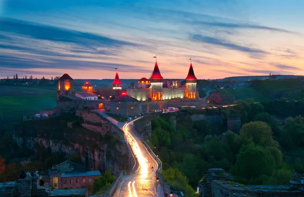 Gün batımı, gece ışığı eski kale — Stok fotoğraf