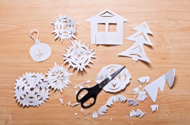 Kağıt kar taneleri ve makas