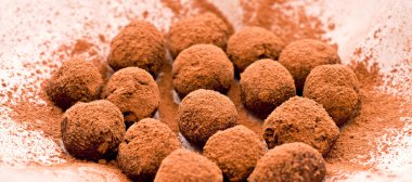 Ev yapımı çikolatalı trüf.