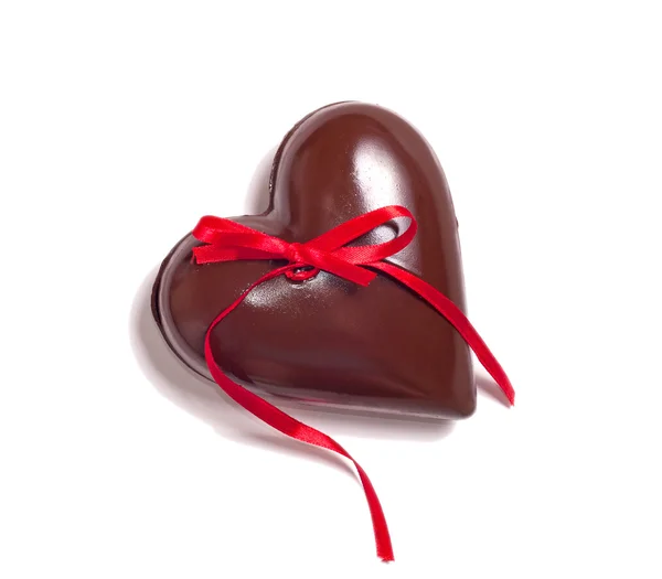 Corazón de chocolate y cinta roja —  Fotos de Stock