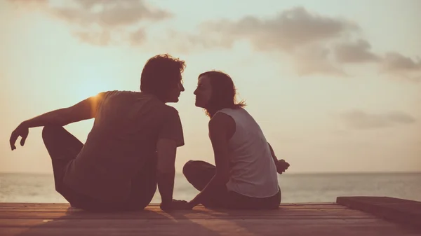 Flirting couple on the tropical sunset background. — Stock Photo, Image