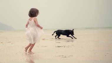 Kız köpekle çalışıyor
