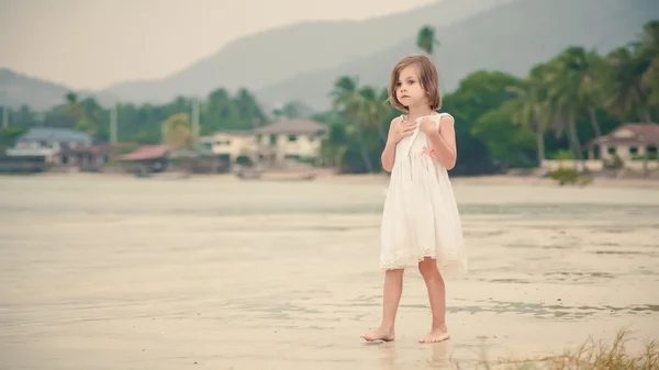 흰색 드레스에 행복 소녀 열 대 해변에서 산책 — 스톡 사진