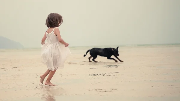 女の子が犬を実行しています。 — ストック写真