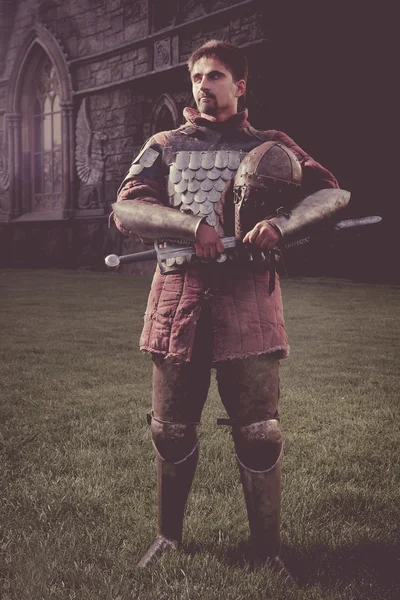 Cavaliere medievale con la spada — Foto Stock