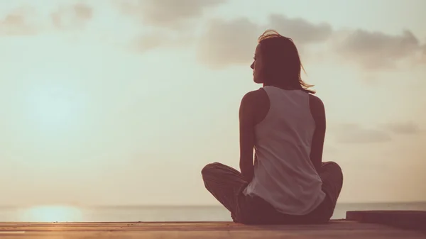 Young woman is doing yoga — Stock Photo, Image