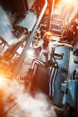 Genç kadın manifoldlar Buhar kaçağı durdurmaya çalışıyor