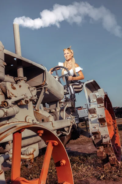 Sexy žena v šatech, pára punk je jízdy historických traktorů. — Stock fotografie