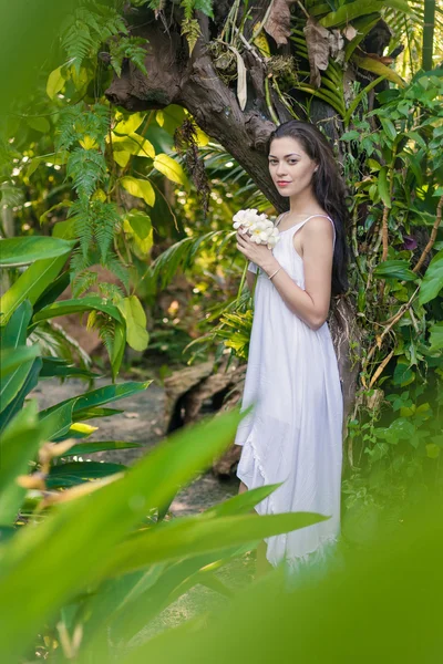 Mujer joven con el ramo de orquídeas — Foto de Stock