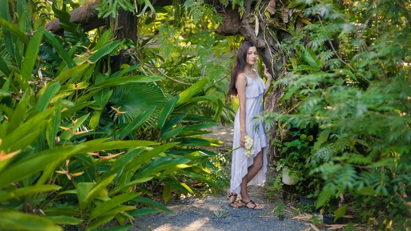 Giovane donna con il bouquet di orchidee — Foto Stock