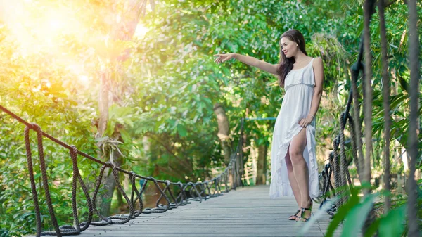 Jeune femme se relaxe sur le pont suspendu — Photo