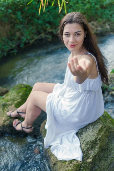 Jovem mulher no vestido branco convidando você na água . — Fotografia de Stock