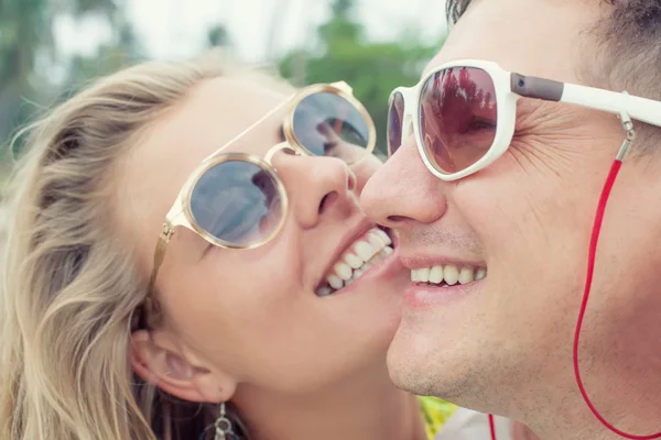 Jonge gelukkige paar in zonnebril. — Stockfoto