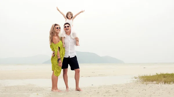 Giovane famiglia di padre, madre e figlia sul mare tropicale — Foto Stock