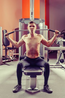 Güçlü delikanlı Spor Kulübü egzersizleri yapıyor.