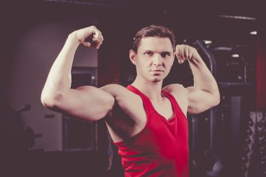 Güçlü bir adam ile kas kurmak 