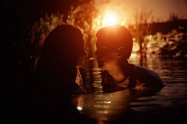 年轻的情侣接吻在河里 — 图库照片
