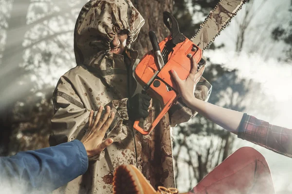 Wahnsinniger tötet Frauen. sie versuchen ihn aufzuhalten. — Stockfoto