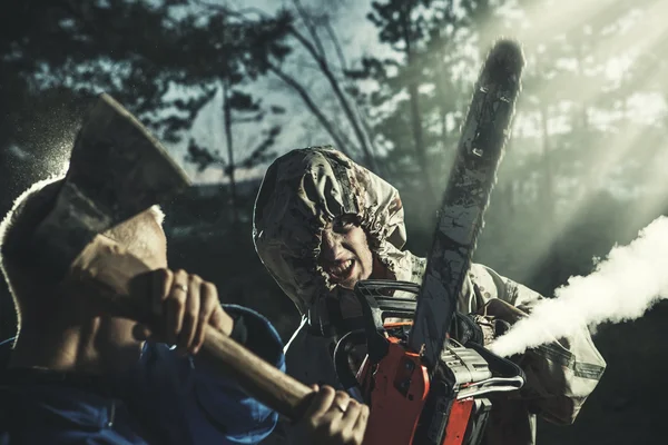 Manyak kadın kavgaları axe chainsaw karşı — Stok fotoğraf