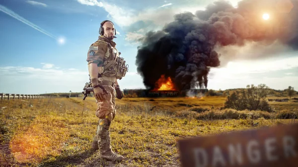 Soldado con el rifle está mirando el humo —  Fotos de Stock