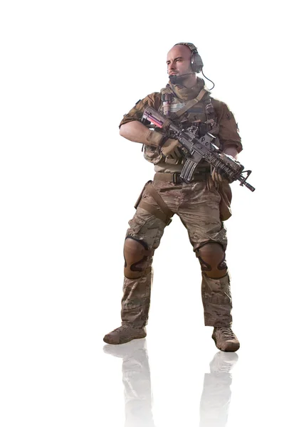 Солдат в летней лесной форме с винтовкой — стоковое фото