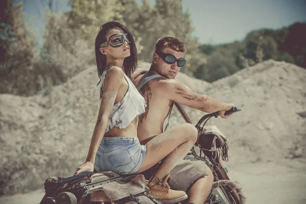 Sexy casal de motoqueiros na motocicleta velha . — Fotografia de Stock