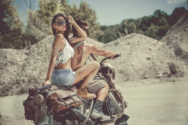 Sexy couple of bikers on the old motorcycle. — Stock Photo, Image