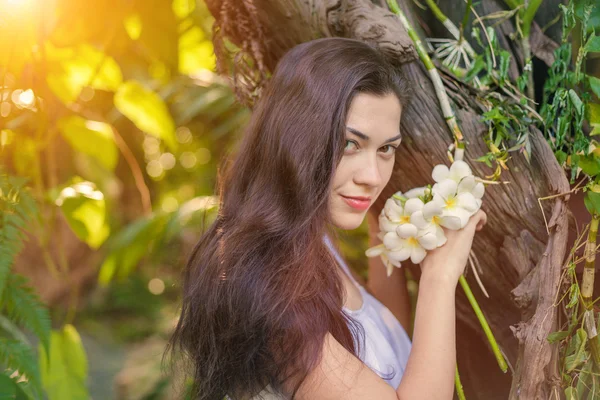 Mujer joven con el ramo de orquídeas — Foto de Stock