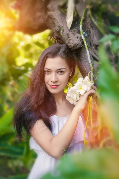 Junge Frau mit Orchideenstrauß — Stockfoto