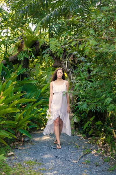 Giovane donna con il bouquet di orchidee — Foto Stock