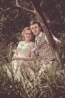 Mutlu çift kırsal b eski ağacının dalını oturuyor