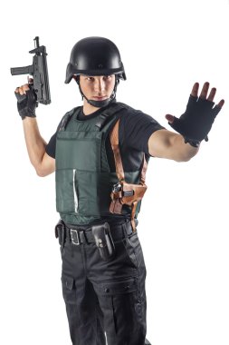 Polis memuru vücut zırh içinde bir silah düzenliyor. Whit üzerinde izole
