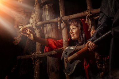 Zindanda Kırmızı elbiseli güzel cadı