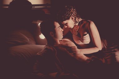 Güzel çift yatak odasında flört