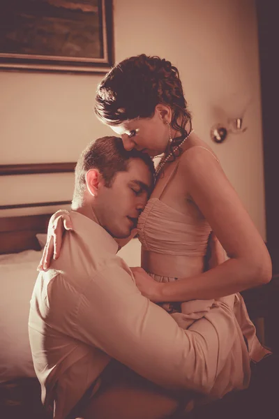 Hermosa pareja se besa en el dormitorio —  Fotos de Stock