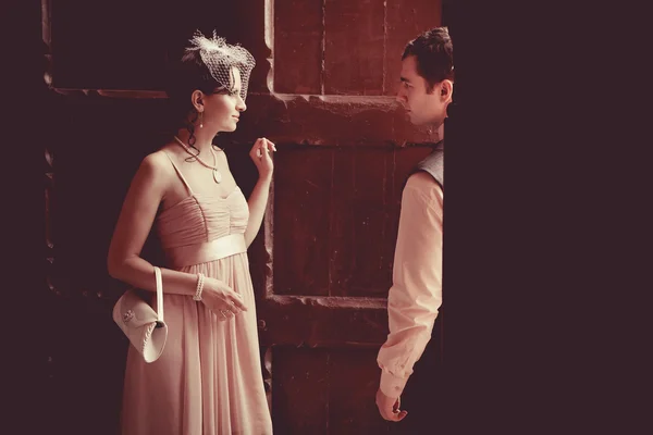 Pretty couple on the vintage doorway background. Retro styled to — Stock Photo, Image