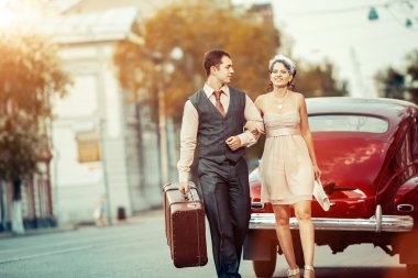 Eski model araba backg bavula ile oldukça yürüme Çift