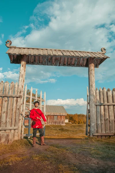 Geleneksel Kırmızı kostümlü ve f ahşap yay ile Rus okçu — Stok fotoğraf