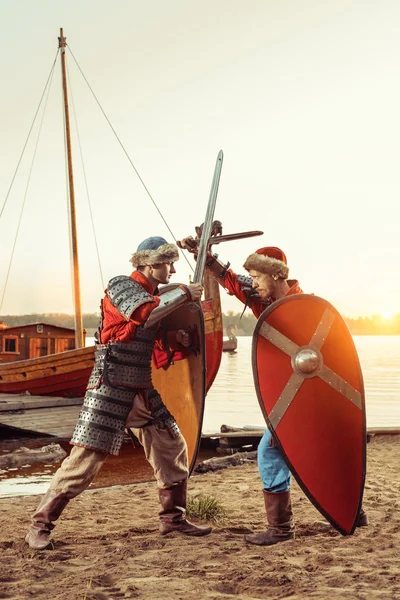 Battle of two medieval knights with swords and shields. Warship — Stock Photo, Image