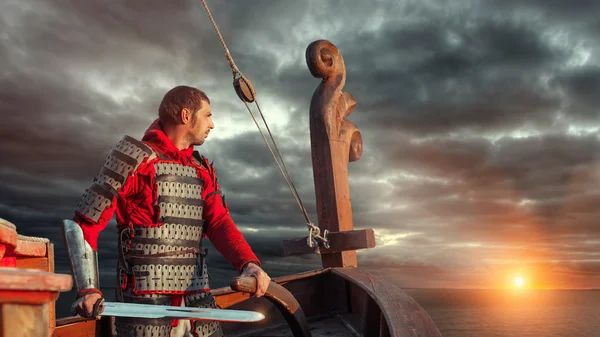 Лицар з мечем переміщатися Військовий корабель на захід сонця backgroun — стокове фото
