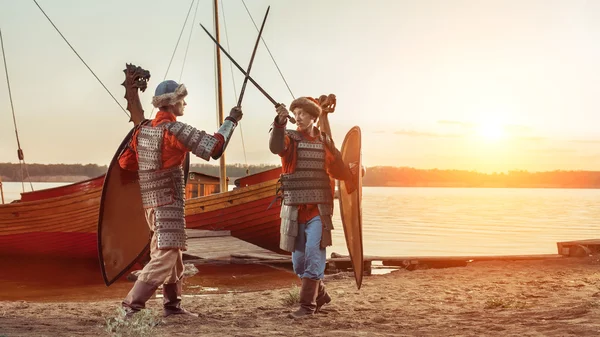 Batalla de dos caballeros medievales con espadas y escudos . —  Fotos de Stock