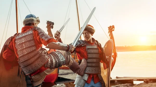 Savaş kılıç ve kalkanlar ile iki ortaçağ şövalyeler. Savaş gemisi — Stok fotoğraf